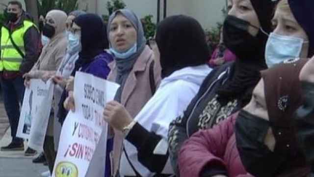 Mujeres marroquíes protestan por la pérdida de los papeles que les permitían trabajar en Ceuta.
