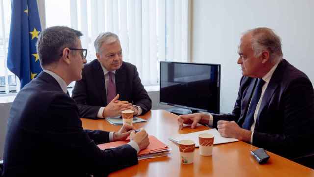 El ministro Félix Bolaños, el comisario Didier Reynders y el negociador popular Esteban González Pons, durante la reunión de este miércoles en Estrasburgo