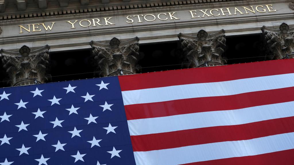 Una bandera de Estados Unido en la puerta de la Bolsa de Nueva York.