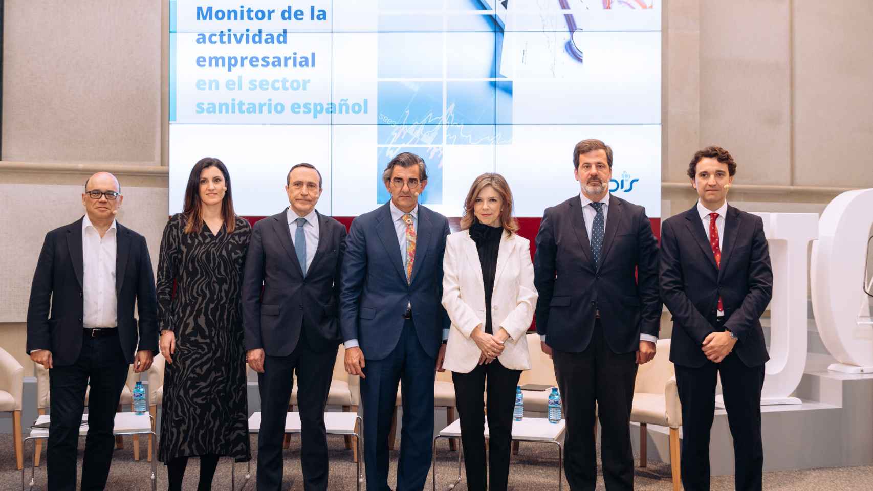 Foto de familia de la presentación del informe Monitor de la actividad empresarial en el sector sanitario español.