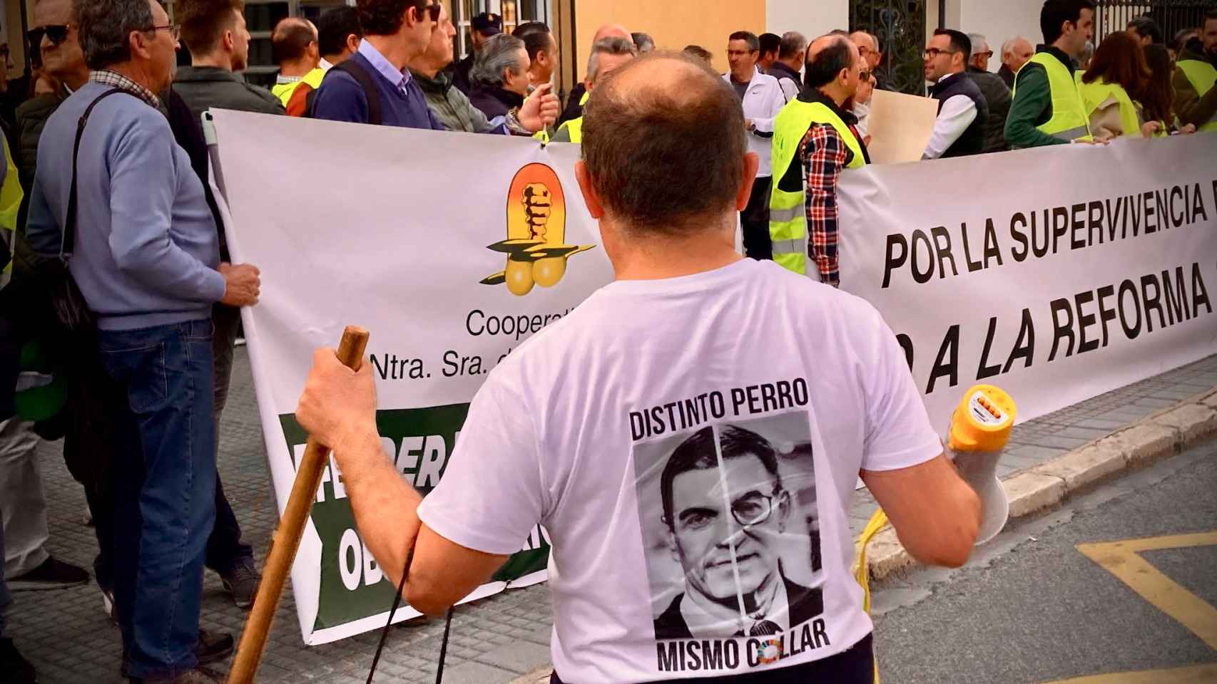 La protesta de los agricultores frente a la Subdelegación de Gobierno de Málaga, en imágenes