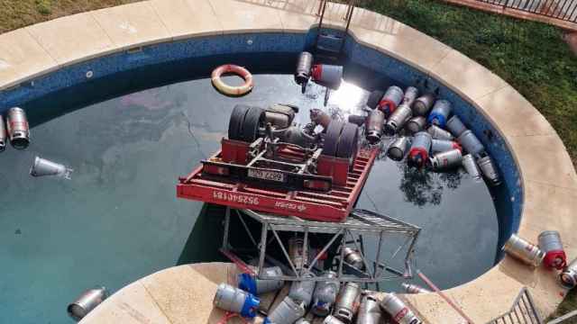 Imagen del camión de bombonas en una piscina en Rincón de la Victoria.