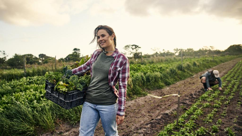 Una mujer trabajando en el campo.