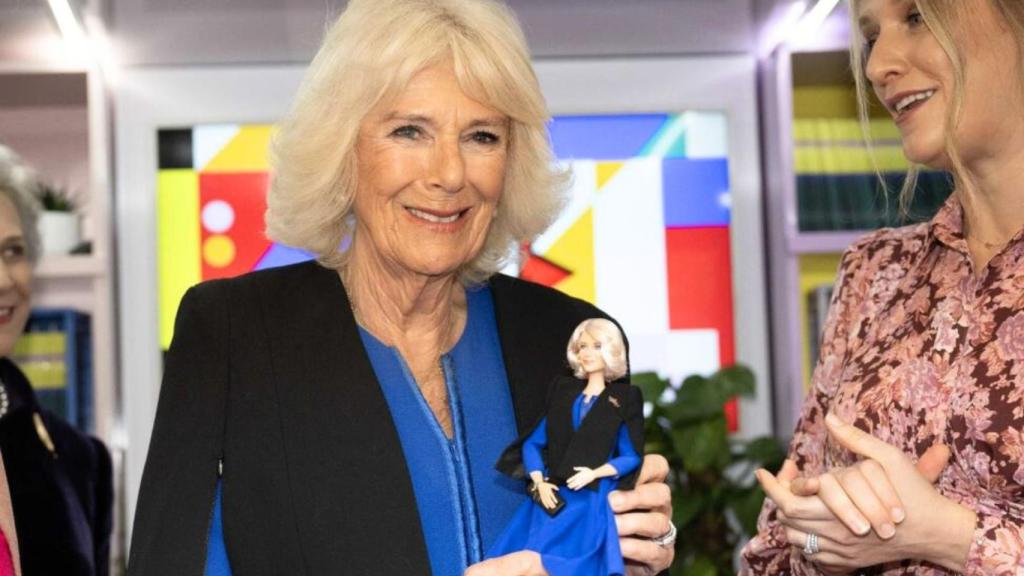 La Reina, con su réplica en muñeca.