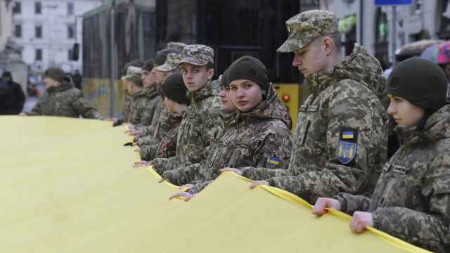 Un grupo de cadetes sostiene una bandera ucraniana, el 11 de marzo en Leópolis.