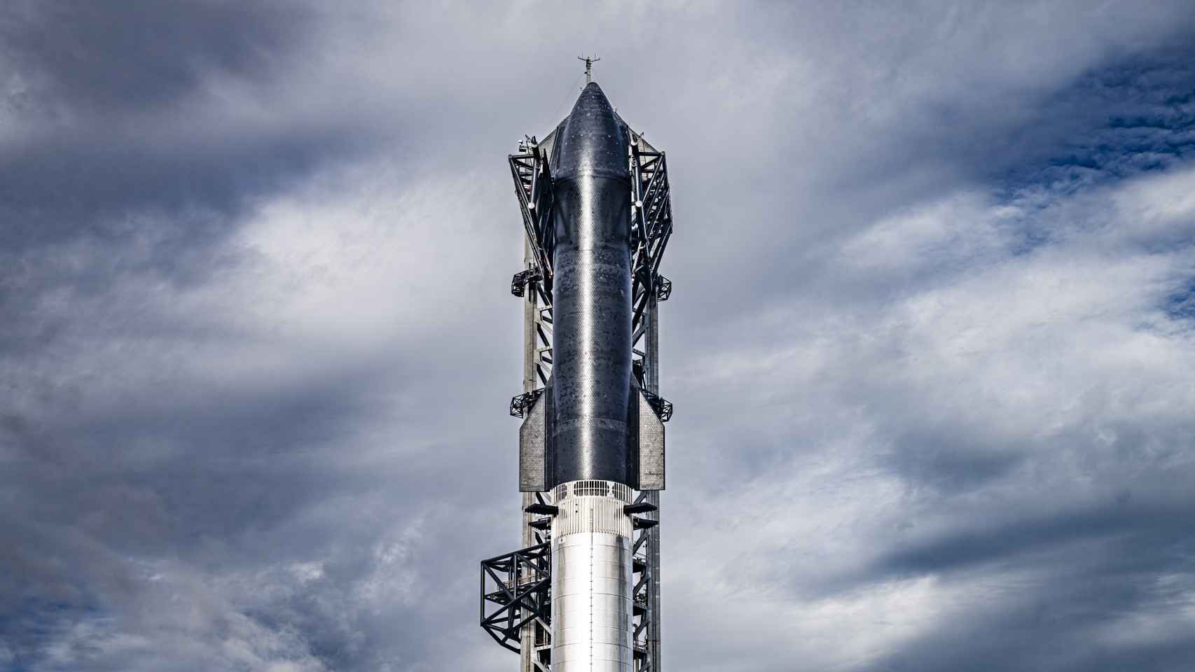 El cohete Starship en la plataforma de lanzamiento lista para su tercer vuelo.