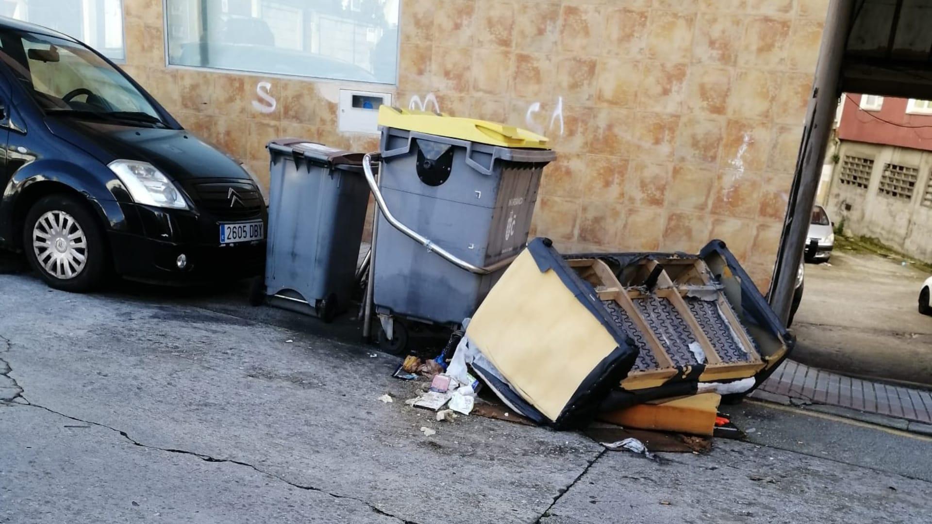 Basura acumulada en el barrio de la Sagrada Familia (Cedidas).