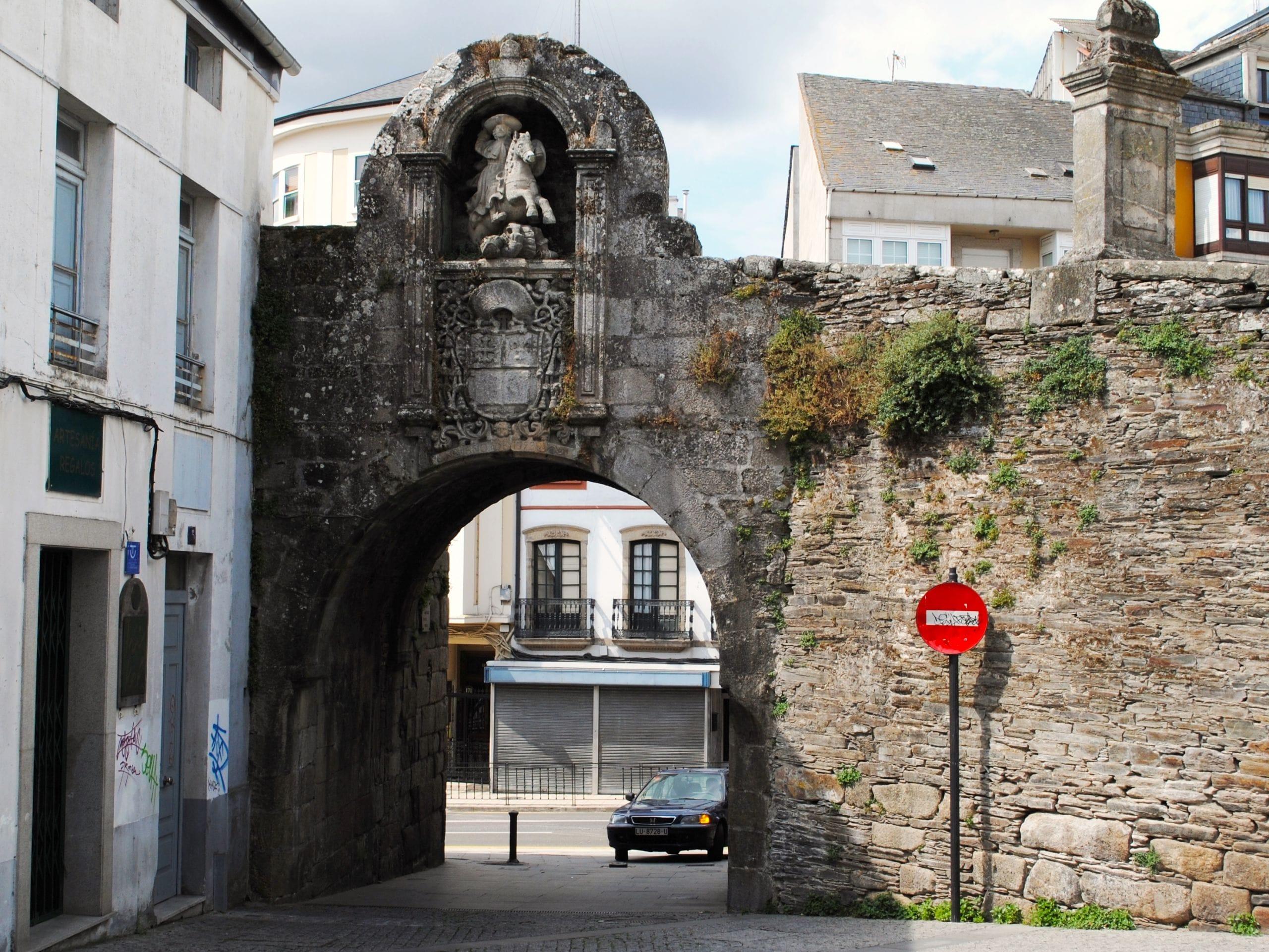 A porta de Santiago, Muralla de Lugo. Foto: Wikipedia