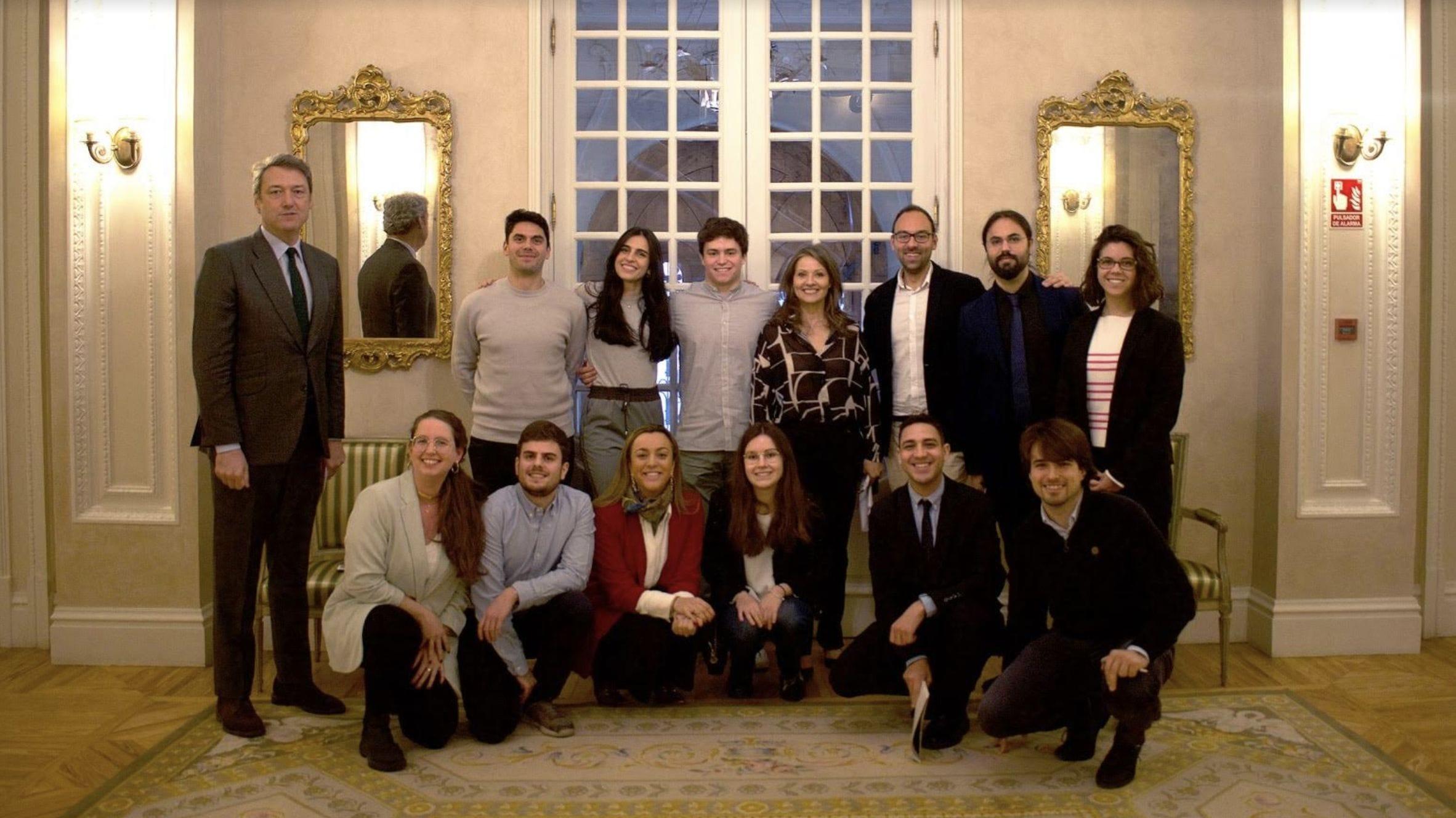 Los diez seleccionados de este año para el programa Celera en la Fundación Rafael del Pino, con Vicente Montes, el director de la Fundación y Mohamed El Amrani, de la Fundación Banco Sabadell. Fotografía: cedida.
