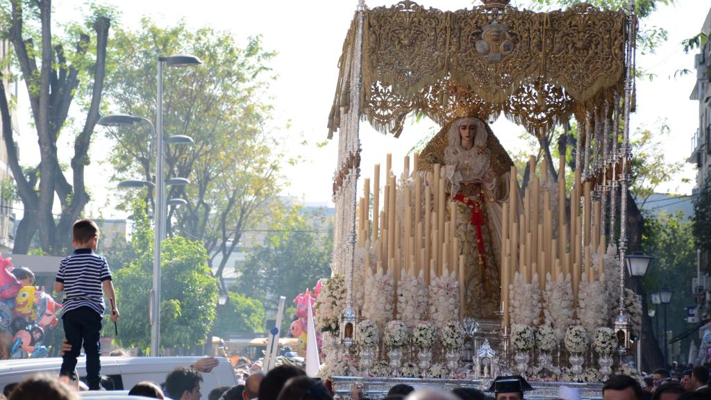 Un niño junto al palio de la Virgen de la Salud, de San Gonzalo