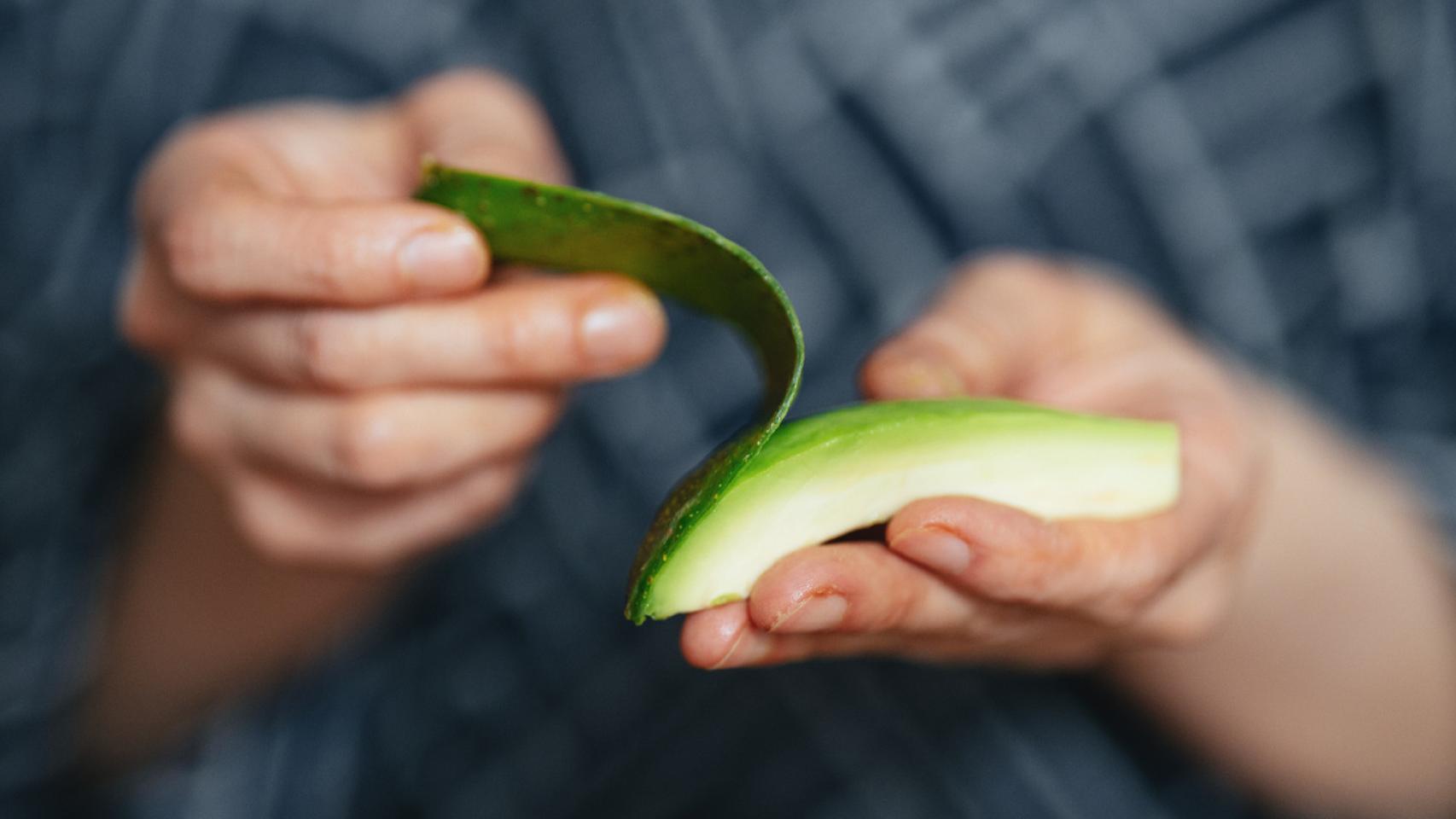 El sencillo truco para abrir aguacates en solo unos segundos.