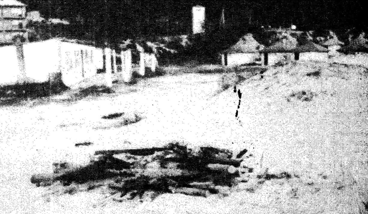 Nave del comedor y cocina (Izq.), casetas (dch.) y valla de madera quemada por un conflicto en 1981 al frente. Foto: Sanxenxo Antigo