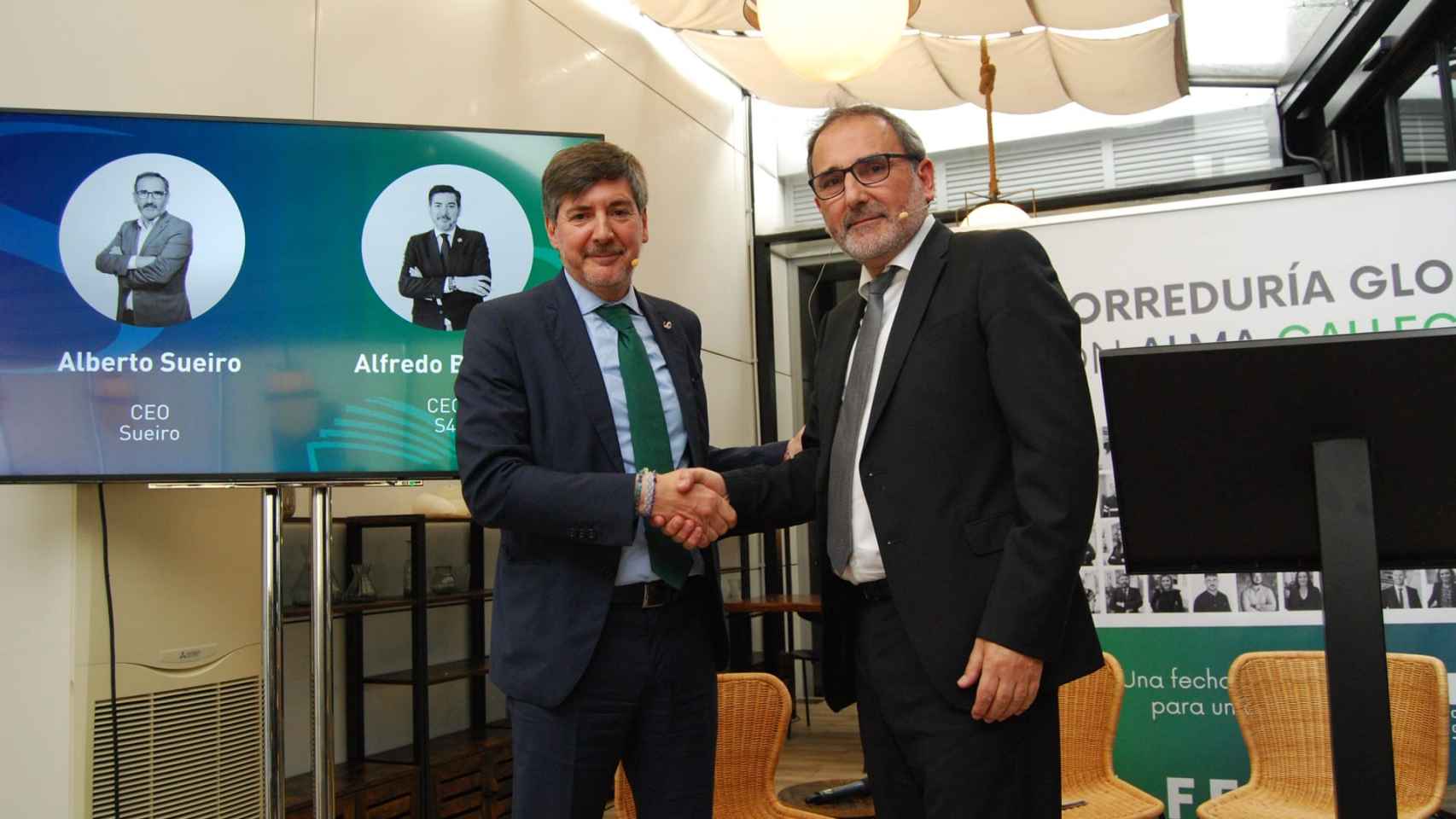 Alfredo Blanco y Alberto Sueiro (dcha.) durante la firma del acuerdo.