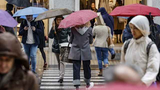 Varias personas se protegen con paraguas de la lluvia en la ciudad de Valencia, imagen de archivo. Efe / Ana Escobar