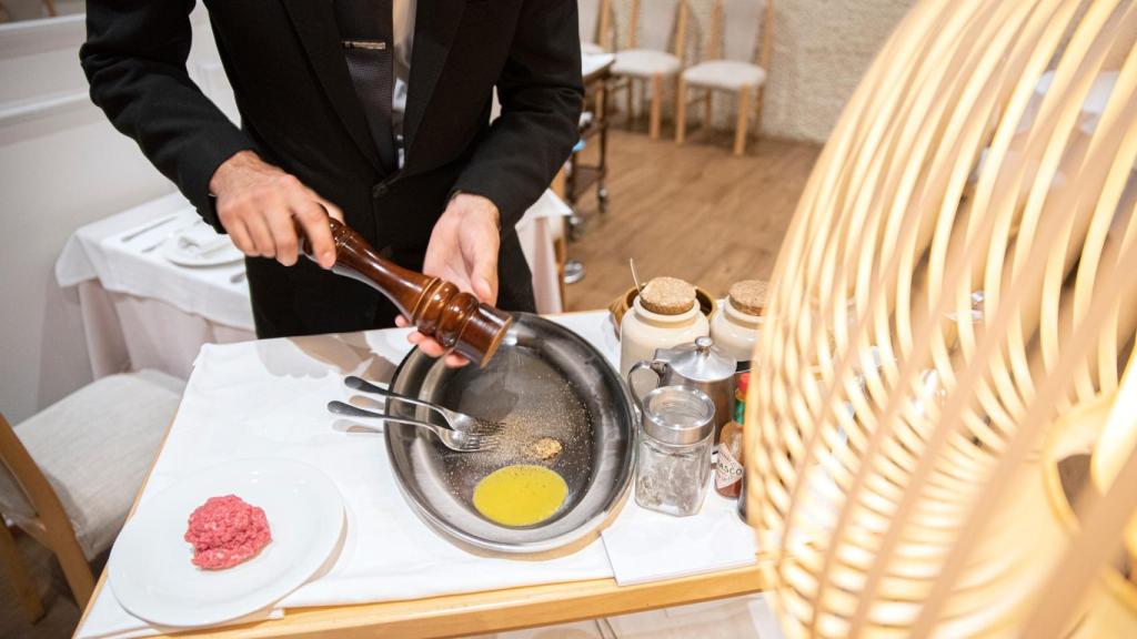 El plato estrella del restaurante, el steak tartar elaborado frente al cliente