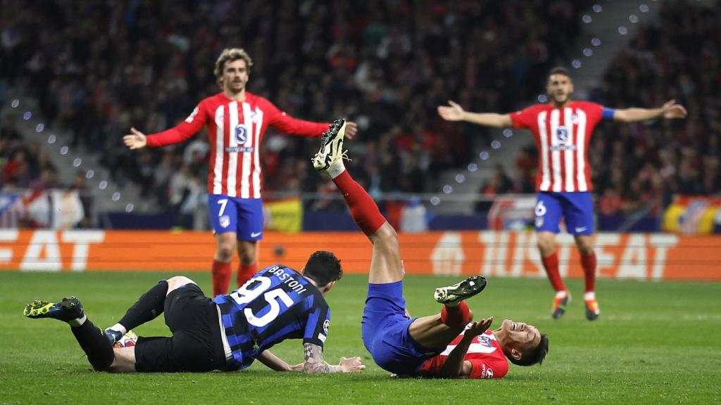 Choque entre Bastoni y Nahuel Molina.