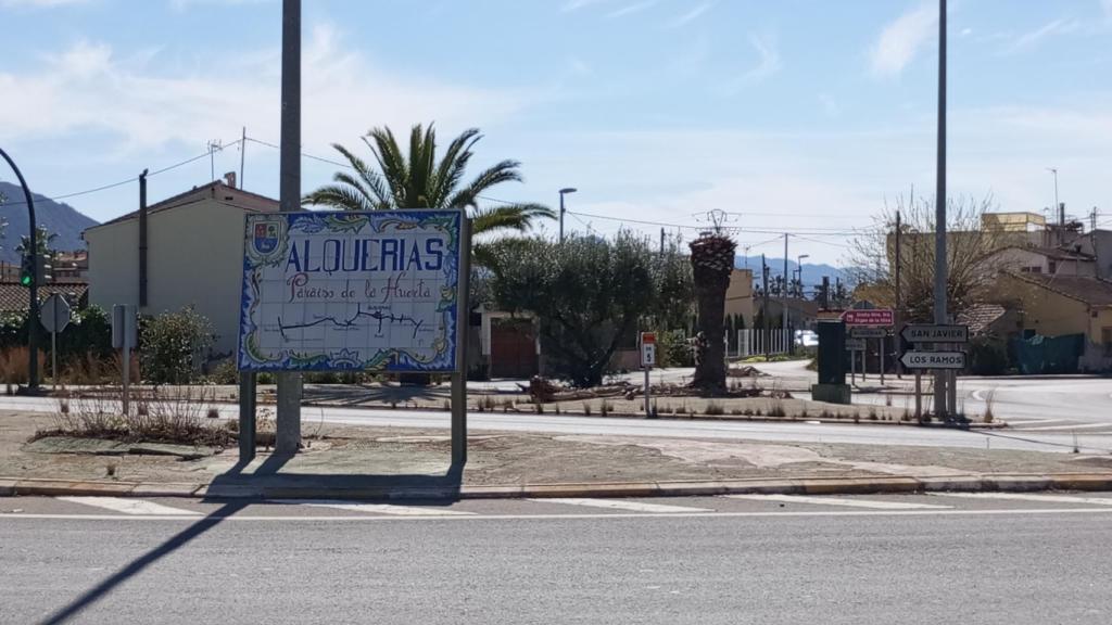 La entrada a la pedanía murciana de Alquerías donde se produjo el siniestro vial.