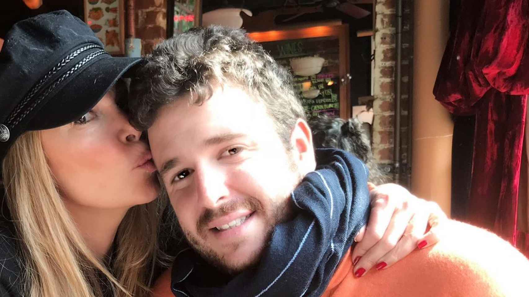 Ana García Obregón, besando a su hijo en Nueva York, en abril de 2018.