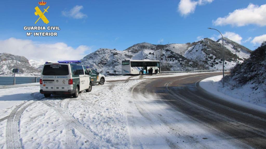 La Guardia Civil, en el lugar donde tuvo lugar el accidente del autobús escolar