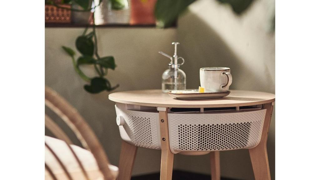 Mesa con purificador de aire STARKVIND.