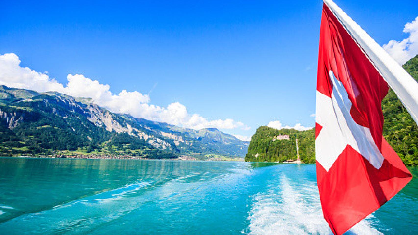 La bandera de Suiza en una embarcación
