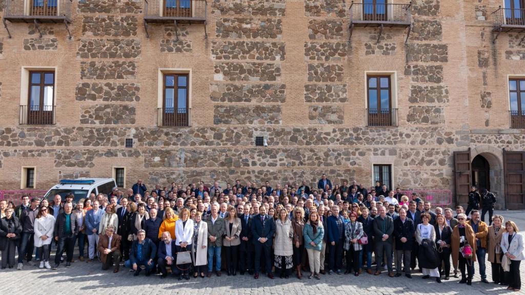 Foto de grupo durante la protesta a las puertas del Palacio de Fuensalida