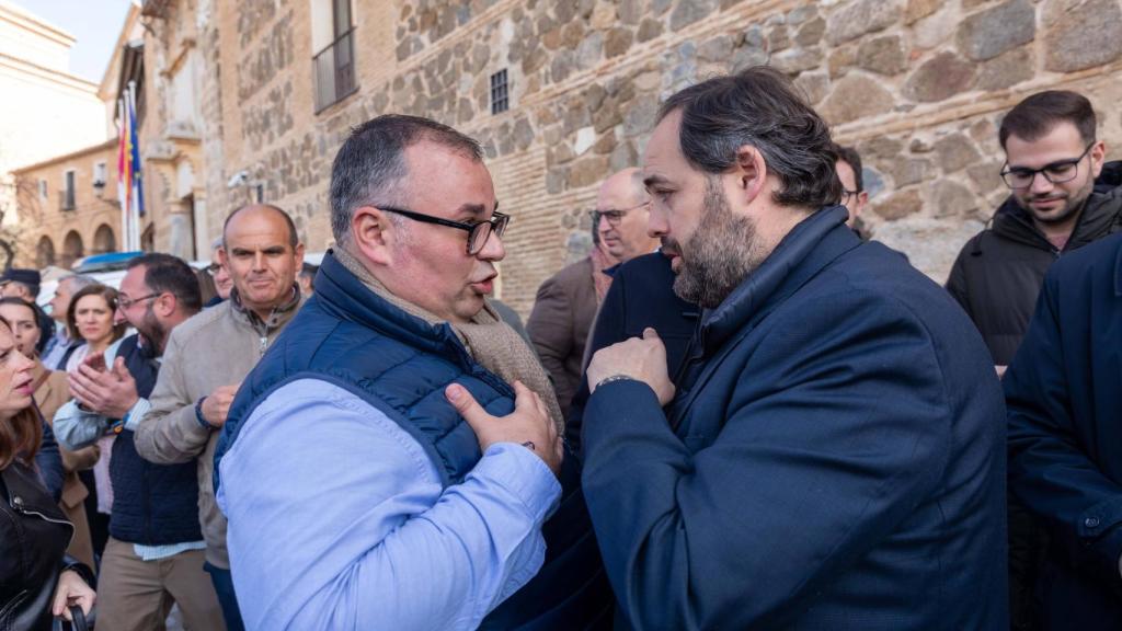 Paco Núñez conversa con otra persona en un momento de la concentración