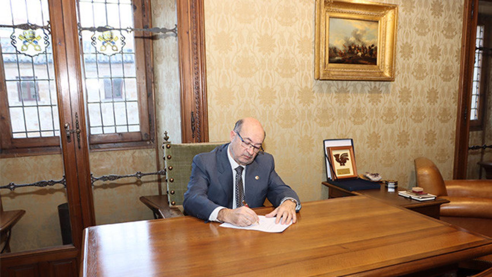 El rector en funciones David Díez firma la convocatoria de elecciones
