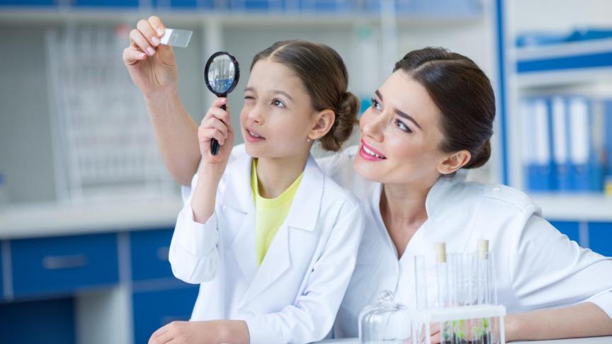 Una mujer y una niña en un laboratorio de ciencia.