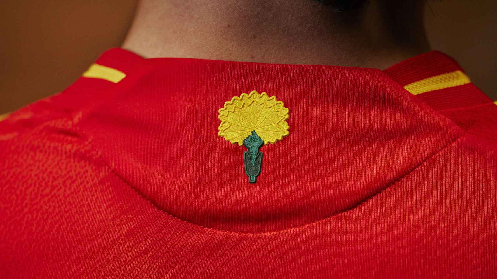 Detalle del clavel amarillo en la primera camiseta de España para la Euro 2024