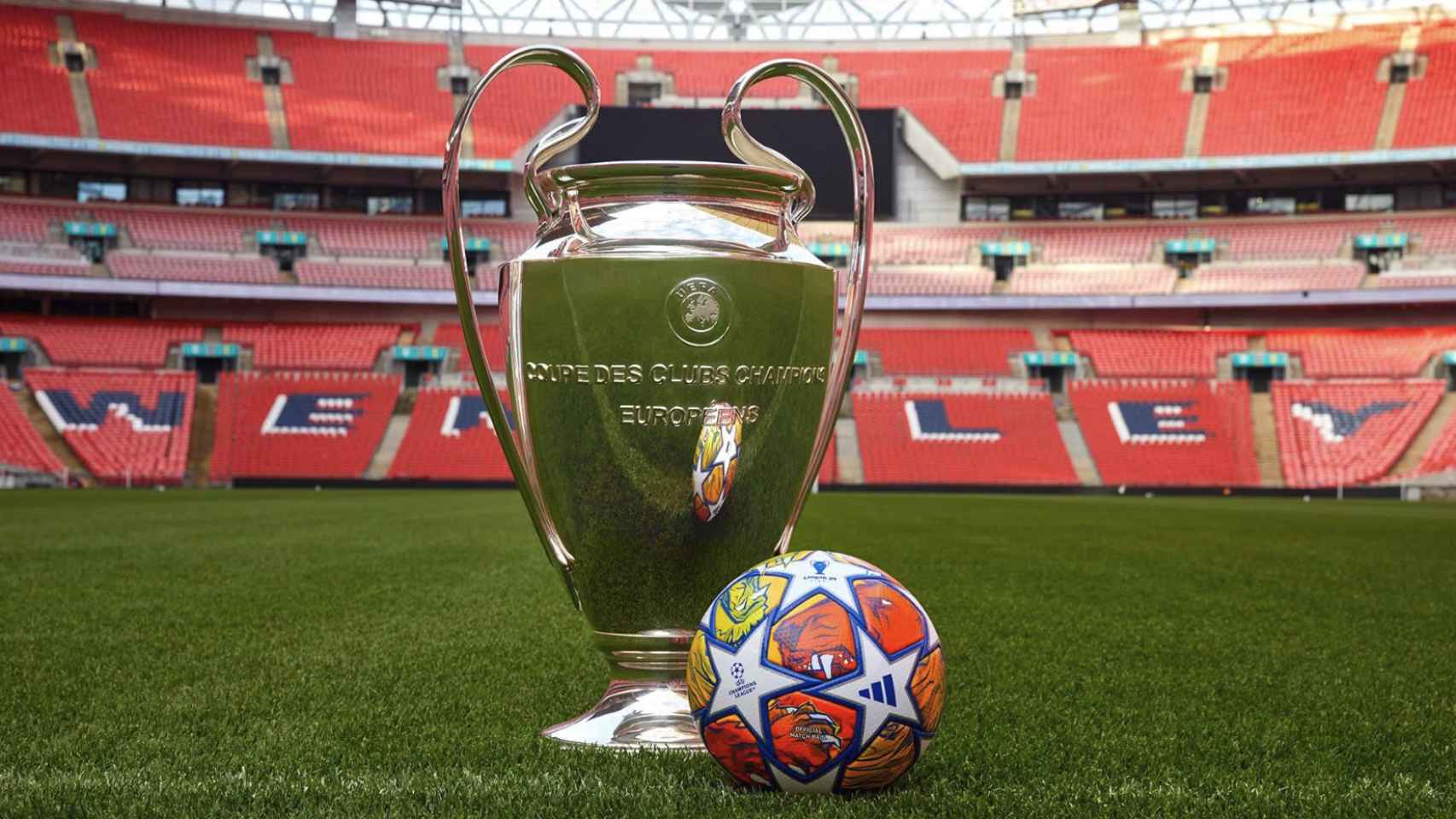 El trofeo de la Champions League junto al balón de la final de Wembley 2024