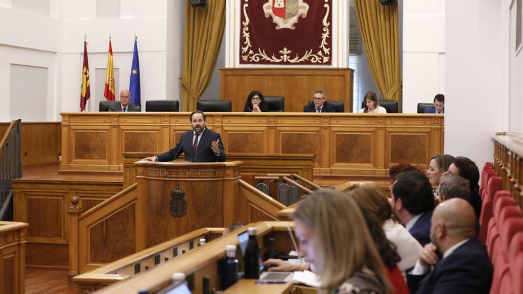 Paco Núñez dirigiéndose a los diputados socialistas.