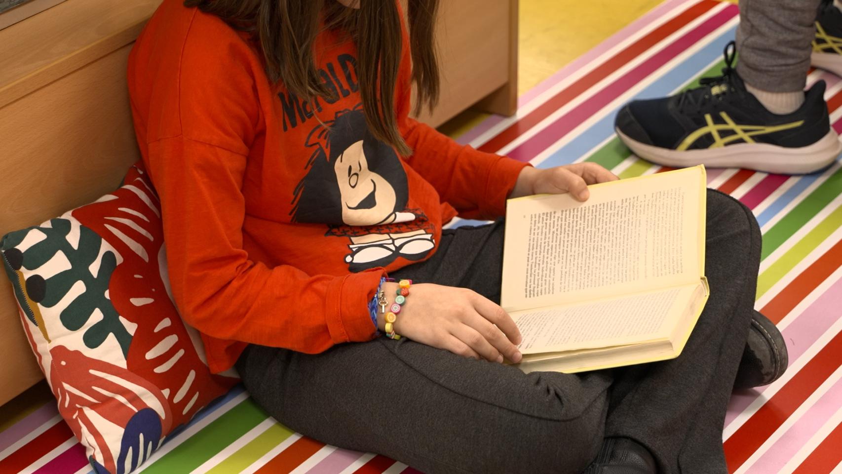 Una chica en el colegio.