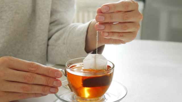 El sencillo truco del té para eliminar las canas y recuperar el color original del pelo.