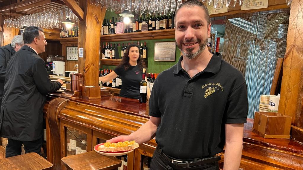 Alberto García, camarero de la Taberna Dionisios