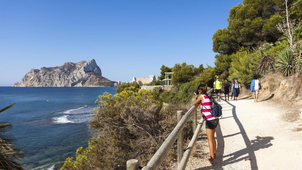 El sendero ofrece vistas impresionantes.