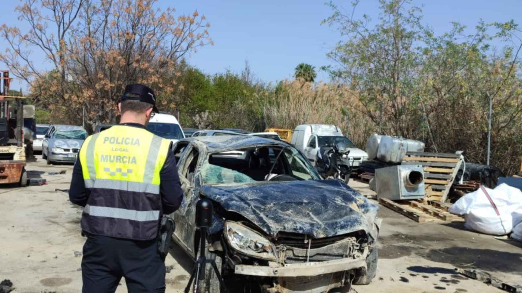 Un policía local analizando, este jueves, el Mercedes C-250 en el que perdió la vida Alejandro, con solo 15 años.