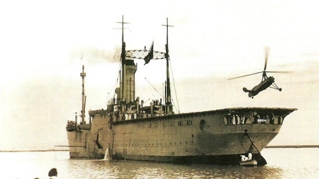 Aterrizaje del autogiro de Juan de la Cierva en la cubierta del Dédalo