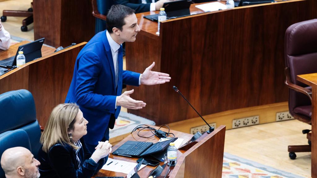 El portavoz del PSOE en la Asamblea, Juan Lobato, interviene durante una sesión plenaria en la Asamblea de Madrid, a 14 de marzo de 2024.