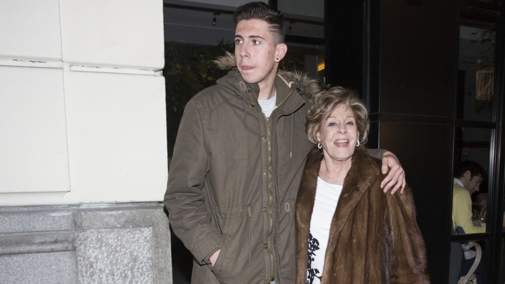 Laura Valenzuela junto a su nieto mayor, Fran, su gran debilidad.