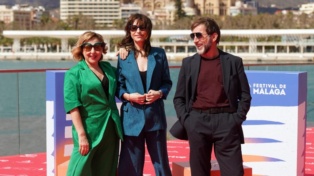 Los actores de'Tratamos demasiado bien a las mujeres', Carmen Machi (izquierda) y Antonio de la Torre (derecha), junto con la directora Clara Bilbao (centro) en la presentación del filme en el Festival de Málaga. Foto: Europa Press.