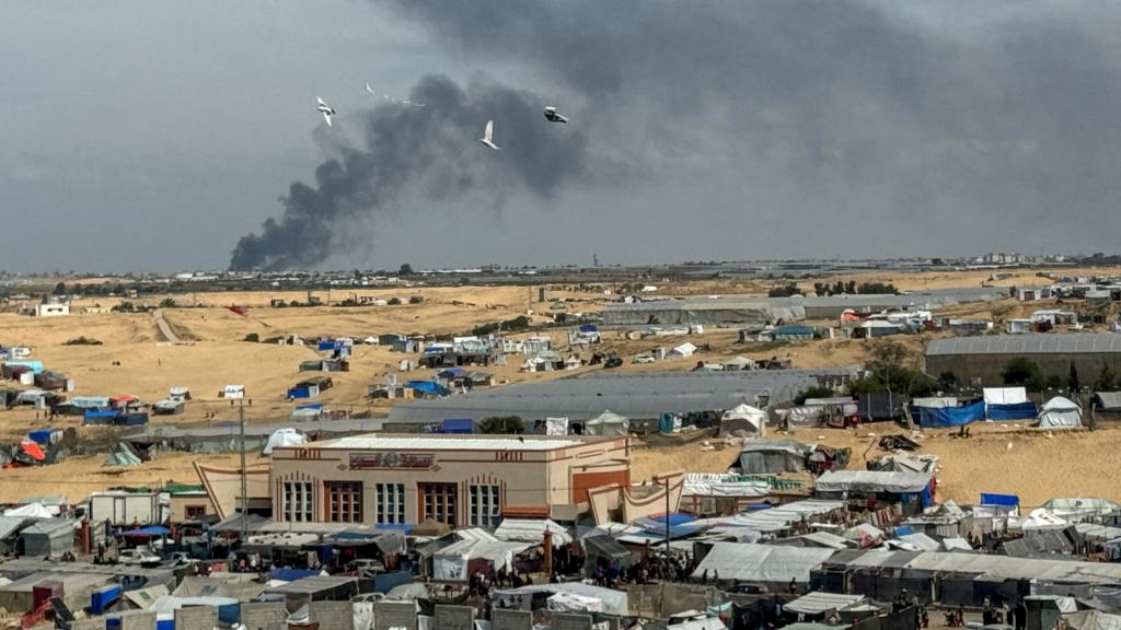 Vistas desde Rafah de una columna de humo en Jan Yunis.