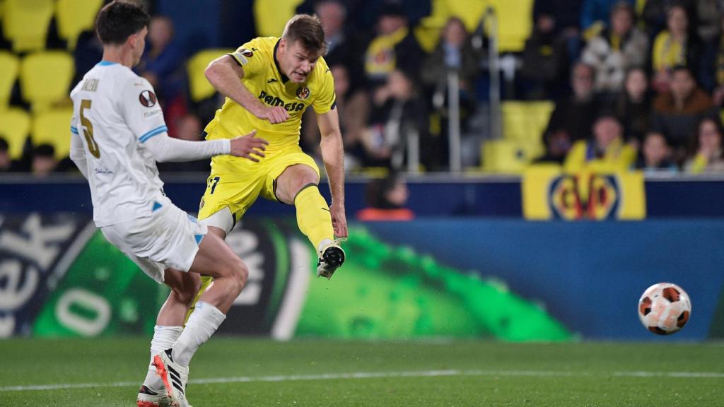 Sorloth dispara para meter el segundo gol del Villarreal.