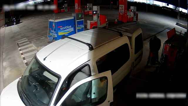 El delincuente actuando, imagen de la cámara de seguridad de una de las gasolineras.