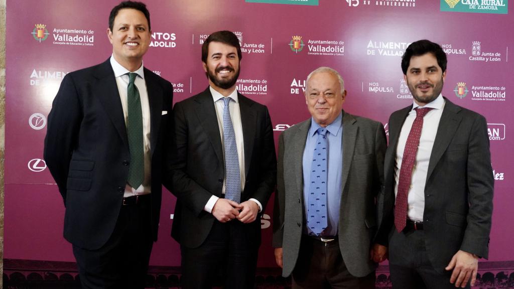 El vicepresidente de la Junta, Juan García-Gallardo; y el consejero de Cultura y Turismo, Gonzalo Santonja, junto a Alberto García e Ignacio de la Viuda, de Tauroemoción