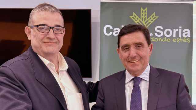 El presidente de Caja Rural de Soria, Carlos Martínez, y el presidente de la Cámara de Comercio, Alberto Santamaría, renuevan el convenio de colaboración