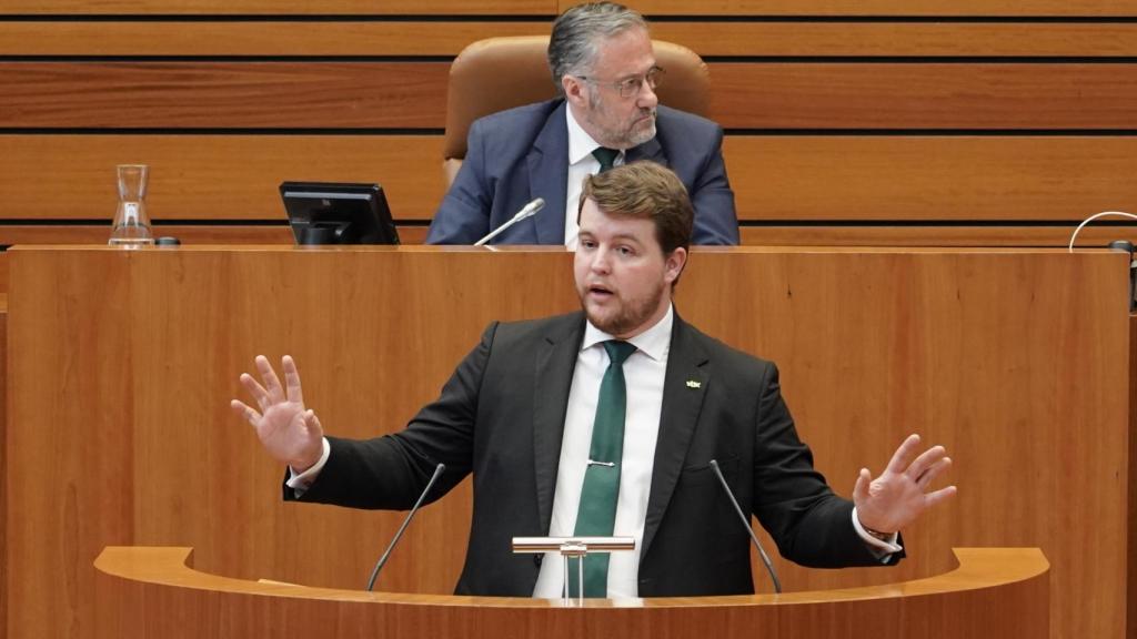 El procurador de Vox Miguel Suárez durante su intervención en el debate de la PNL, en el pleno de las Cortes de este jueves.