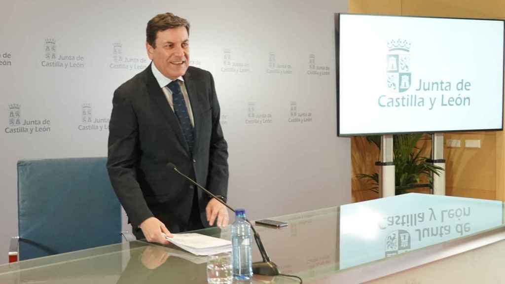 El consejero de Economía y Hacienda, Carlos Fernández Carriedo, comparece en rueda de prensa posterior al Consejo de Gobierno.