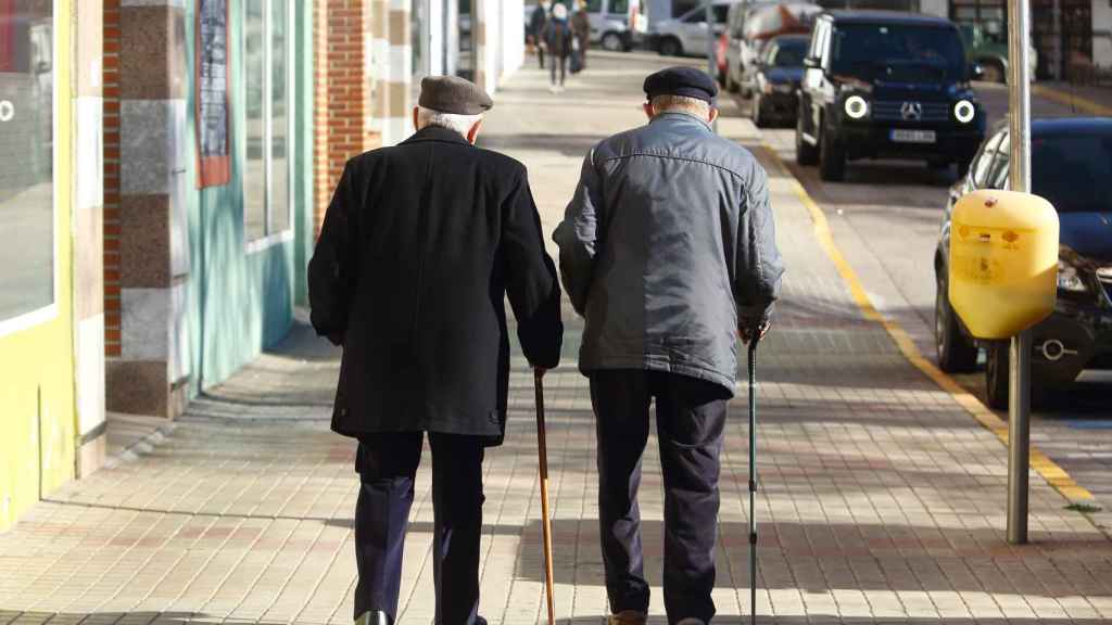 Dos ancianos pasean por una calle del municipio de Ponferrada.