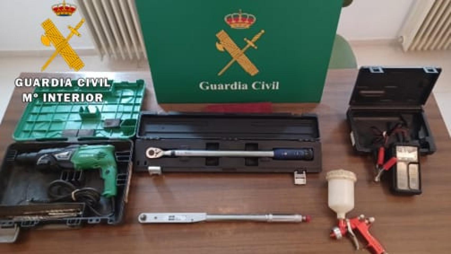 Alguna de las herramientas recuperadas por la Guardia Civil